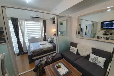 Image de Tout nouveau immaculé et entièrement meublé 1 Br + balcon