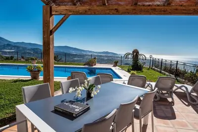 Image de Villa de style andalou avec vue sur la mer