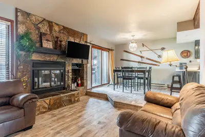 Image de Condo de montagne avec foyer et bain à remous partagé - à distance de marche des remontées mécaniques!