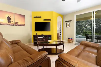 Image de Villa à thème Star Wars, piscine sud avec spa, vue sur la conservation, salle de jeux!