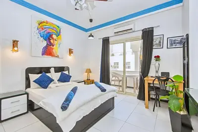 Image de Studio avec vue sur la piscine et balcon sur Sheraton Road, très proche de la nouvelle marina