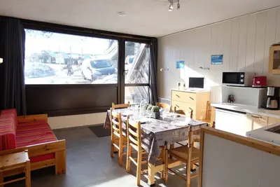 Image de Studio cabine 6 pers. avec balcon exposition Sud, salon avec Lcd et Dvd, cuisine équipée, casier à ski