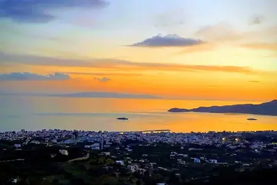 Image de Villa de montagne grecque panoramique avec vue sur la mer et jardin arboré et piscine