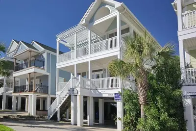 Image de Family Beach House` 5 chambres / 4. 5 salles de bain, piscine privée, à quelques pas de la plage