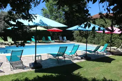 Image de Gite Ciel - gîte ensoleillé avec vue sur la piscine chauffee et les jardins.
