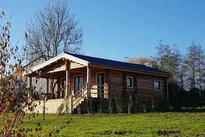 Image de Chalet en bois avec grand jardin