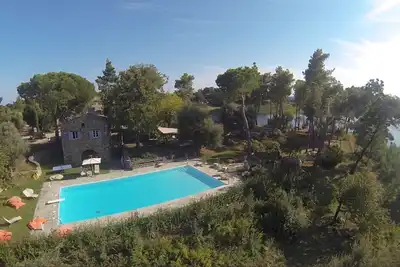 Image de Nouveau. Grande propriété corse traditionnelle, les pieds dans l'eau douce. . .