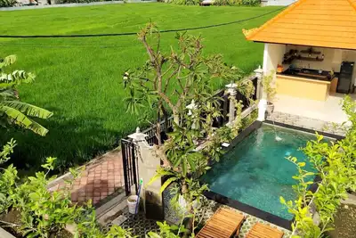 Image de Maison d'hôtes confortable avec piscine extérieure et vue sur la rizière