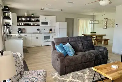 Image de Spacieux et mis à jour - Super proche de Lackland Afb - Maison 4 chambres