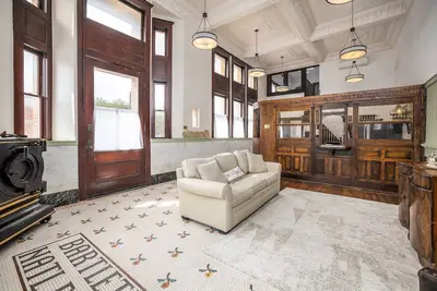 Image de Bartlett Bank - Unique Stay - As Seen in Movies!
