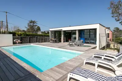 Image de Belle maison de vacances privée avec Wifi, bain à remous, piscine privée, Tv, terrasse, parking