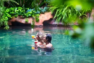 Image de Appartement romantique d'une chambre situé près de la piscine au centre du complexe.