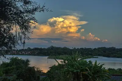 Image de Safety Harbor Bird House with Lake View