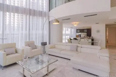 Image de Quarantaine dans le luxe, 3Bd \/ 3. 5 Bath Townhouse, centre-ville de Miami
