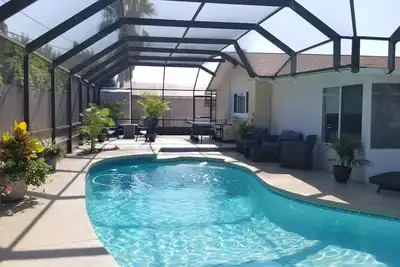Image de Private 3/2 Oasis Pool Home Steps to Beach & River comprend paddleboard / kayak