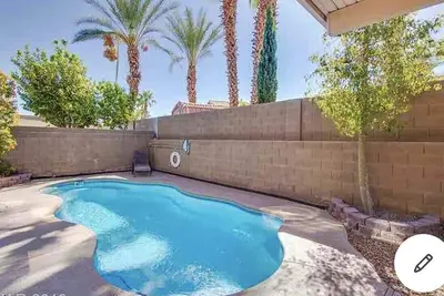 Image de Nouvelle maison spacieuse avec piscine et table de billard!