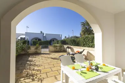 Villa entourée de verdure à quelques pas de la plage