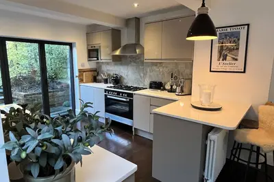 Image de Superbe maison de ville moderne dans le centre de Bath avec un parking gratuit!