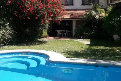 Image de Grande maison familiale avec piscine dans quartier calme