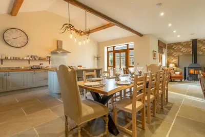Cette grange combine une vie ouverte opulente mais confortable avec tous les jouets. . .