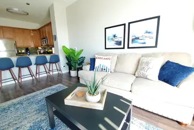 Image de Condo haut de gamme près du centre-ville, autoroutes, salle à manger, shopping, parking gratuit, cheminée