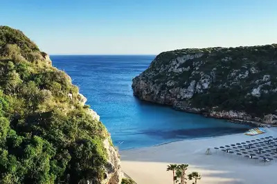 Casa Luna - Situé à seulement 5 minutes à pied de The Amazing Cala En Porter Bay.