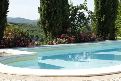 Superbe villa avec mobilier d'époque, grande roseraie et piscine privée