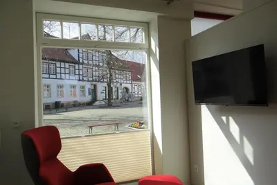 Image de Appartement moderne avec cheminée dans une maison à colombages classée sur la place du marché