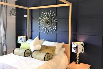 Image de Luxueuse chambre king size dans une maison de campagne irlandaise