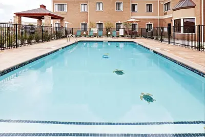 Image de Suite équipée près de Quail Springs Mall | Piscine saisonnière + petit-déjeuner quotidien Gratuit
