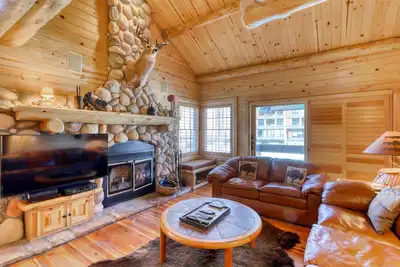 Image de Condo luxueux près des pistes de ski avec piscine partagée, bain à remous et sauna!