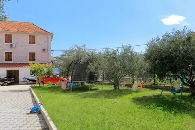 Image de Appartement de trois chambres avec la terrasse et la vue sur le mer Seget Vranjica, Trogir (A-17989-a)