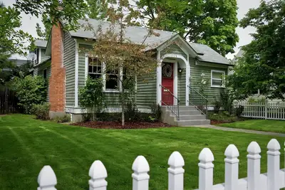 Image de Cottage de charme au bord du lac - Famille et animaux acceptés - Quartier Fort Grounds