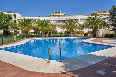 Image de Appartement en bord de mer, avec piscine et zones urbaines. Zarati