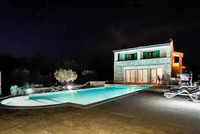 Image de Vert Romantique - Maison Avec Piscine