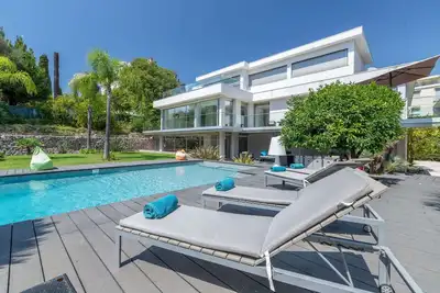 Image de Cannes : villa moderne et calme avec piscine