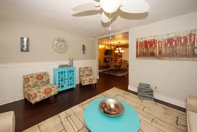 Image de Rénové 4 bd, 2 ba Idéalement situé, à quelques minutes du centre-ville, Jbc, aéroport <br>