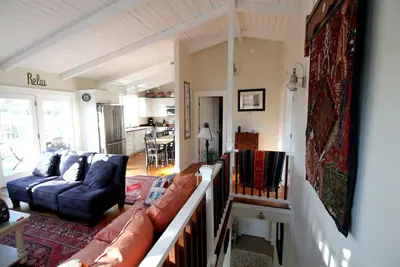 Image de Havre du vignoble du centre-ville. Emplacement idéal pour tous les vignobles de Martha.