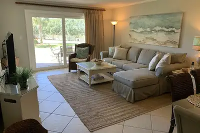 Image de Unité 116 - Sortez la porte dérobée pour accéder à la piscine; accès facile à la plage