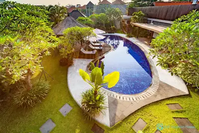 Image de Grande villa de luxe de 5 chambres avec piscine et petit-déjeuner gratuit à Kuta!