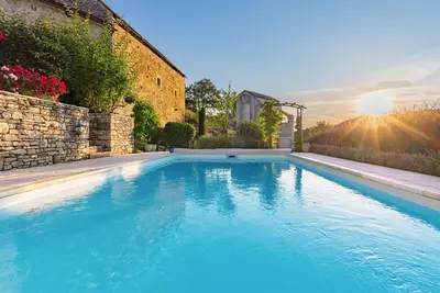 Maison  de vacances comprenant une piscine avec vue sur monument historique