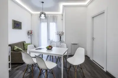 Image de Appartement central sur la rue principale à 100 mètres de la gare.