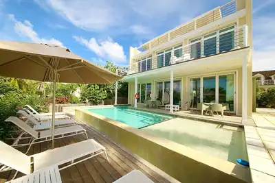 Image de Modern and spacious villa with private pool with ocean sunset view