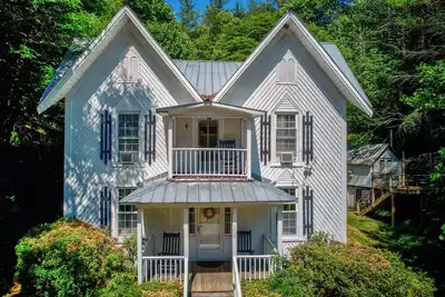 Image de Maison McGuire historique - Riverfront Historic House Ă Todd!