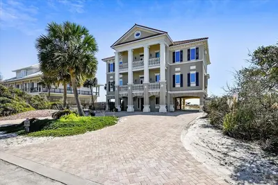 Image de Vous vous sentirez assurément Serendipty lorsque vous entrez dans cette maison en bord de mer à couper le souffle!