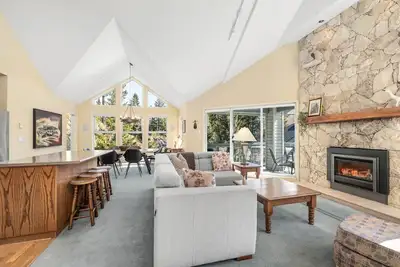 Image de ACTIVITÉS Gratuites - Suite au dernier étage avec vue sur la montagne par Harmony Whistler 