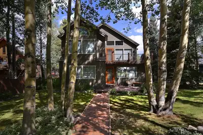 Image de Maison de luxe de 3 chambres à droite sur Coal Creek. Seulement 1 pâté de maisons sur Elk Avenue!