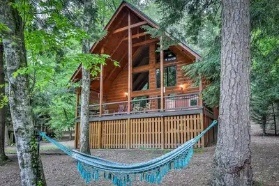 Bancs de cèdre - Fabuleux chalet de la rivière Coosawattee