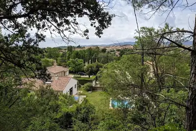 Image de Maison au pied du Luberon 160 m2 en bordure de forĂŞt avec piscine
