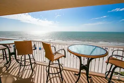 Image de Prime Corner 4e ÉTAGE UNITÉ 3/2 Nouveau ENTIÈREMENT RÉNOVÉ Dans Seagate Beachfront Condo